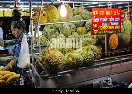 BANGKOK, THAILAND - Dezember 6, 2013: Street Hersteller verkauft Durian und Mango Obst in Bangkok. Durian ist die berühmte Asiatische Früchte berüchtigt für seine Geruch. Stockfoto