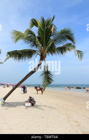 HUA HIN, THAILAND - Dezember 14, 2013: die Menschen besuchen Sandstrand in Hua Hin, Thailand. Hua Hin ist eines der beliebtesten Urlaubsziele in Thailand mit einem SIGNIF Stockfoto