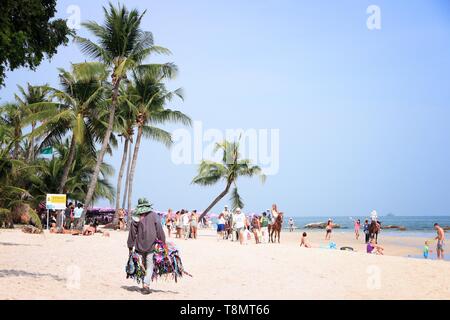 HUA HIN, THAILAND - Dezember 14, 2013: die Menschen besuchen Sandstrand in Hua Hin, Thailand. Hua Hin ist eines der beliebtesten Urlaubsziele in Thailand mit einem SIGNIF Stockfoto