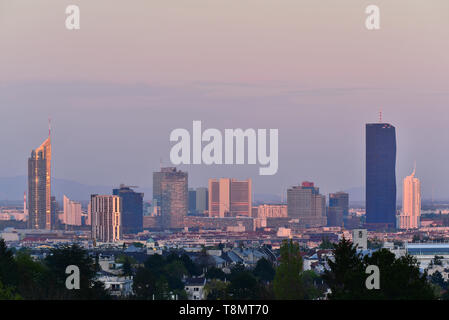 Wolkenkratzer des Vienna International Centre und UNO Stadtbild in Abend Szene. Stockfoto