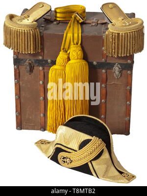 Eine bicorn und Schulterklappen des österreichisch-ungarischen Schiff-Lieutenant Karl Novoszad in Original Case Bicorn schwarze Seide, Mohair in weiten gold Braid getrimmt, Gold - geflochtene Loop mit gesticktem gekrönten Anker. Sowohl Hut endet mit Gold Rosen die Initialen "fji" tragen. Weißer Seide Innenfutter mit Label Maker (TR)." Franz Thill's Neffe Seiner Majestät Depot - Hoflieferant der Kaiserlichen und Königlichen Hof". Hervorragender Zustand, das Gold nur minimal abgedunkelt. Auch eine damit verbundene Paar gold Schulterklappen mit gesticktem crowend Anker, Anker, aber Additional-Rights - Clearance-Info - Not-Available Stockfoto