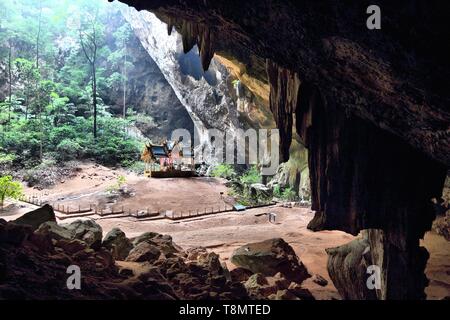 Thailand Höhle - Royal Pavilion und Dschungel in einer Kaverne von Khao Sam Roi Yot Nationalpark. Phraya Nakhon. Stockfoto