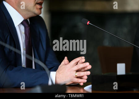 Details mit den Händen von einem Mann im Anzug (Unternehmer, CEO, Politiker) eine Rede in einem Mikrofon Stockfoto