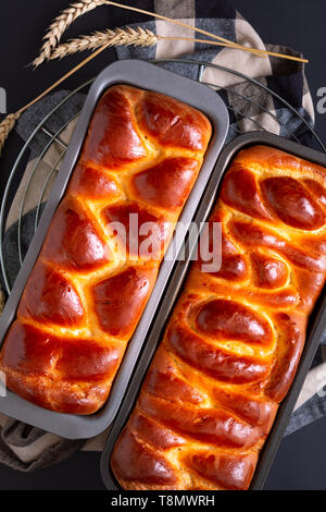 Lebensmittel Bäckerei Konzept frisch gebackener Brioches geflochtene Brotlaib mit Kopie Raum Stockfoto