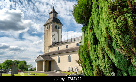 Alte Kirche in einem kleinen Dorf im Südwesten Frankreichs Stockfoto