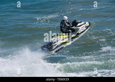 Huntington Beach, CA - 7. April 2019: Jet Skifahrer in Offshore PWC surf Rennen an der 2. jährlichen Huntington Beach Moto-Surf und Freeride Ausstellung konkurrieren. Stockfoto