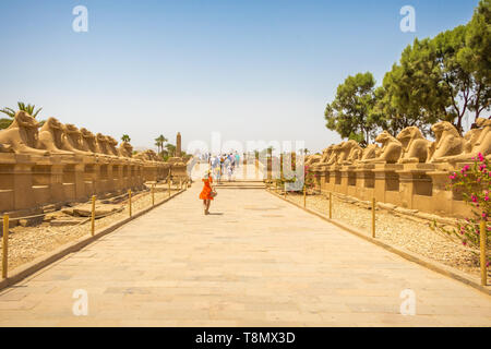 Luxor, Ägypten - 16. April 2019: Straße Der sphinxen mit Touristen in Luxor Stockfoto