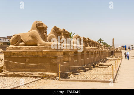 Luxor, Ägypten - 16. April 2019: Statuen in der Gasse der Ram-Headed Sphingen vor dem Tempel von Karnak in Luxor, Ägypten Stockfoto