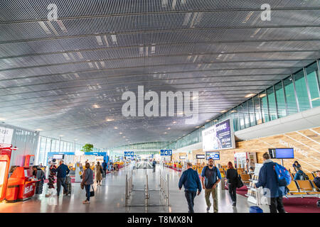 Der Flughafen Paris Charles de Gaulle, Paris, Frankreich. Innenraum des Terminal 2 E Gebäude. Internatiional Departure Lounge. Tor 43 tor 50 warten. Stockfoto