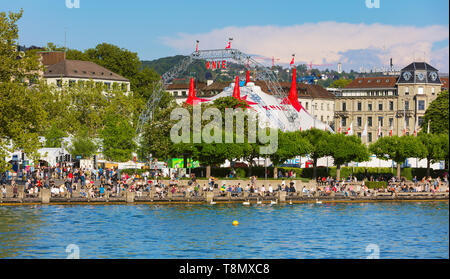 Zürich, Schweiz - 11. Mai, 2018: die Menschen am Ufer des Zürichsees in der Stadt Zürich, dem Veranstaltungsort des Zirkus Knie in den Hintergrund. Stockfoto