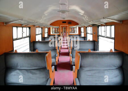 In einem zweiten Klasse Wagen der britischen Eisenbahn Dampflok in Paignton, Devon, Großbritannien Stockfoto