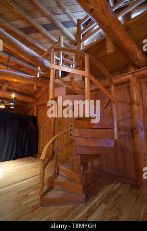 Die Grand Hall zeigt viele rustikale Bauweise in diesem elegant eingerichteten Officer's Chaos mit Hand behauenen Protokolle und native Steine Gebäude. Stockfoto