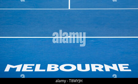 Der Melbourne Motiv Logo unterhalb der Grundlinie auf dem Center Court an der Rod Laver Arena. Stockfoto
