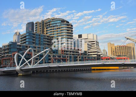 Fußgängerzone Seeleute Brücke, die Ufer des Yarra River in Melbourne mit moderner Architektur in den Hintergrund. Stockfoto