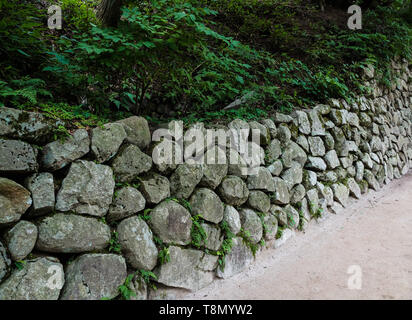 Alte Steinmauer Straße koreanischen Landschaft Stockfoto
