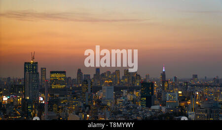 Sonnenuntergang über Tokyo, Shinjuku und Shibuya moderne Skyline Stockfoto