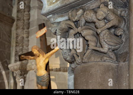 Kapitelle mit fantastischen Figuren in der Kirche von San Giovanni Battista, Mdera, Basilikata, Italien, Europa Stockfoto