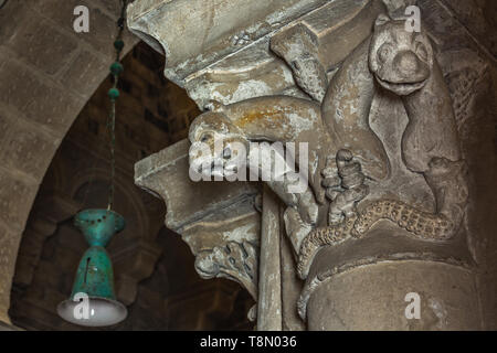 Kapitelle mit fantastischen Figuren in der Kirche von San Giovanni Battista, Mdera, Basilikata, Italien, Europa Stockfoto