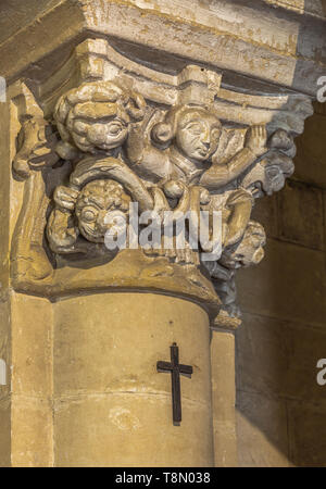 Kapitelle mit fantastischen Figuren in der Kirche von San Giovanni Battista, Mdera, Basilikata, Italien, Europa Stockfoto