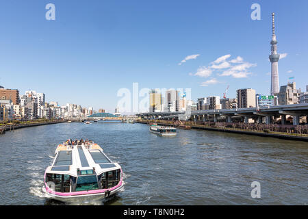 Jeden Tag habe ich Komagata Brücke auf dem Weg nach Kuramae Präfektur Station überschritten. Es ist eine perfekte Kombination aus Art-déco-Architektur & Blick auf moderne Tokyo Sky Tree Stockfoto