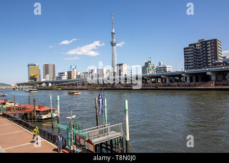 Jeden Tag habe ich Komagata Brücke auf dem Weg nach Kuramae Präfektur Station überschritten. Es ist eine perfekte Kombination aus Art-déco-Architektur & Blick auf moderne Tokyo Sky Tree Stockfoto