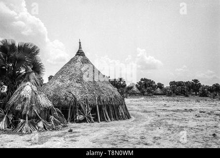 Neur Stamm mit ihren glatten strohgedeckten Hütten Stockfoto