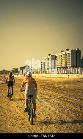 Ältere Frauen Fahrrad fahren an der Beach Stockfoto