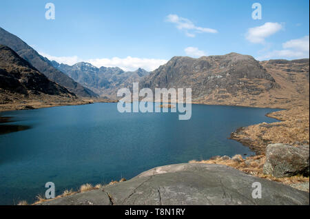 Mit Blick auf das entfernte Loch Coruisk am Fuße der Black Cullin Bergkette auf der Insel Skye. Mit dem Boot von Elgol abgerufen. Stockfoto