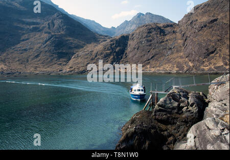 Die Bella Jane Passagierfähre aussteigen Wanderer aus Elgol auf den entfernten Loch Coruisk auf die Isle of Skye in den schottischen Highlands. Stockfoto