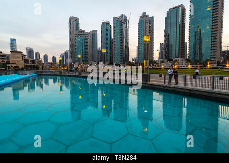 Dubai, VAE - November 28, 2018: Downtown Dubai. Blick auf die singenden Brunnen. Stockfoto