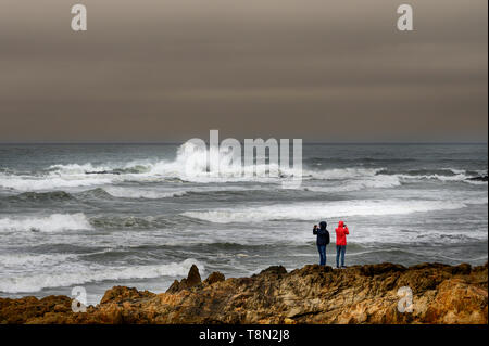 Carneiro Strand in Porto im Frühjahr mit der rauen See und den bewölkten Tag und zwei Personen Aufnehmen von Fotos Stockfoto