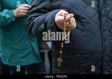 Danzig, Polen. 13. Mai, 2019 "Buß Rosenkranz März 'Teilnehmer holding Rosenkränze in den Händen gesehen werden. Katholische Kirche Anhänger marschierte mit Rosenkranz in den Händen, wie Sie sagen, die Vergebung für Profanierung des Bildes der Mutter Gottes in einem Regenbogen halo Betteln und gegen die Märsche odomites'. Vadim Pacajev/Alamy leben Nachrichten Stockfoto