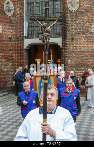 Danzig, Polen. 13. Mai, 2019 Buß Rosenkranz März" die Teilnehmer mit Rosenkränze, Jesus Christus am Kreuz, und Christus Bild gesehen. Katholische Kirche Anhänger marschierte mit Rosenkranz in den Händen, wie Sie sagen, die Vergebung für Profanierung des Bildes der Mutter Gottes in einem Regenbogen halo Betteln und gegen die Märsche odomites'. Vadim Pacajev/Alamy leben Nachrichten Stockfoto