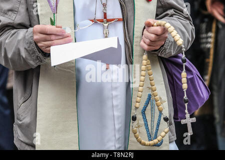 Danzig, Polen. 13. Mai, 2019 "Buß Rosenkranz März 'Teilnehmer und römisch-katholische Priester, die Rosenkränze in den Händen gesehen werden. Katholische Kirche Anhänger marschierte mit Rosenkranz in den Händen, wie Sie sagen, die Vergebung für Profanierung des Bildes der Mutter Gottes in einem Regenbogen halo Betteln und gegen die Märsche odomites'. Vadim Pacajev/Alamy leben Nachrichten Stockfoto