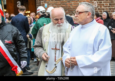 Danzig, Polen. 13. Mai, 2019 "Buß Rosenkranz März 'Teilnehmer und römisch-katholische Priester, die Rosenkränze in den Händen gesehen werden. Katholische Kirche Anhänger marschierte mit Rosenkranz in den Händen, wie Sie sagen, die Vergebung für Profanierung des Bildes der Mutter Gottes in einem Regenbogen halo Betteln und gegen die Märsche odomites'. Vadim Pacajev/Alamy leben Nachrichten Stockfoto