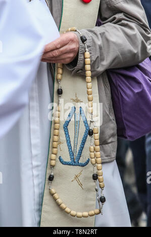 Danzig, Polen. 13. Mai, 2019 "Buß Rosenkranz März 'Teilnehmer und römisch-katholische Priester, die Rosenkränze in den Händen gesehen werden. Katholische Kirche Anhänger marschierte mit Rosenkranz in den Händen, wie Sie sagen, die Vergebung für Profanierung des Bildes der Mutter Gottes in einem Regenbogen halo Betteln und gegen die Märsche odomites'. Vadim Pacajev/Alamy leben Nachrichten Stockfoto