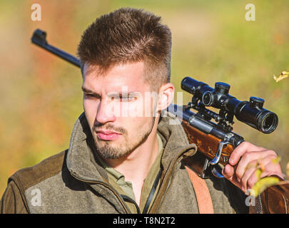 Jagd Fähigkeiten und Waffen Ausrüstung. Wie schalten Sie die Jagd in Hobby. Bärtiger Mann Jäger. Die Streitkräfte. Camouflage. Uniform Mode. Mann Jäger mit Gewehr Pistole. Boot Camp. Bereit zu kämpfen. Stockfoto