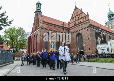 Danzig, Polen. 13. Mai, 2019 Buß Rosenkranz März" die Teilnehmer mit Rosenkränze, Jesus Christus am Kreuz, und Christus Bild gesehen. Katholische Kirche Anhänger marschierte mit Rosenkranz in den Händen, wie Sie sagen, die Vergebung für Profanierung des Bildes der Mutter Gottes in einem Regenbogen halo Betteln und gegen die Märsche odomites'. Vadim Pacajev/Alamy leben Nachrichten Stockfoto