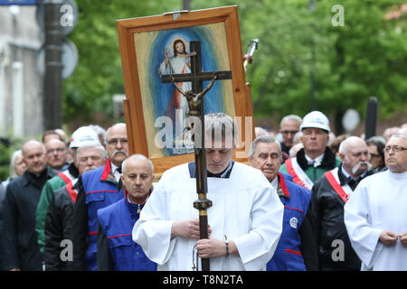 Danzig, Polen. 13. Mai, 2019 Buß Rosenkranz März" die Teilnehmer mit Rosenkränze, Jesus Christus am Kreuz, und Christus Bild gesehen. Katholische Kirche Anhänger marschierte mit Rosenkranz in den Händen, wie Sie sagen, die Vergebung für Profanierung des Bildes der Mutter Gottes in einem Regenbogen halo Betteln und gegen die Märsche odomites'. Vadim Pacajev/Alamy leben Nachrichten Stockfoto