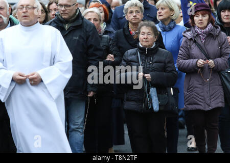 Danzig, Polen. 13. Mai, 2019 "Buß Rosenkranz März 'Teilnehmer holding Rosenkränze in den Händen gesehen werden. Katholische Kirche Anhänger marschierte mit Rosenkranz in den Händen, wie Sie sagen, die Vergebung für Profanierung des Bildes der Mutter Gottes in einem Regenbogen halo Betteln und gegen die Märsche odomites'. Vadim Pacajev/Alamy leben Nachrichten Stockfoto