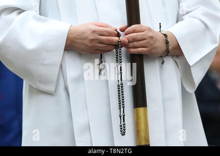 Danzig, Polen. 13. Mai, 2019 "Buß Rosenkranz März 'Teilnehmer holding Rosenkränze in den Händen gesehen werden. Katholische Kirche Anhänger marschierte mit Rosenkranz in den Händen, wie Sie sagen, die Vergebung für Profanierung des Bildes der Mutter Gottes in einem Regenbogen halo Betteln und gegen die Märsche odomites'. Vadim Pacajev/Alamy leben Nachrichten Stockfoto