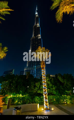 Dubai, VAE - November 28, 2018: Downtown Dubai. Blick auf den Burj Khalifa Tower in der Nacht. Stockfoto
