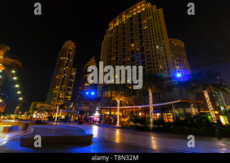 Dubai, VAE - November 28, 2018: Bezirk der Innenstadt. Einen wunderschönen Blick auf den modernen Hochhäusern in Abend Zeit. Spaziergang durch die Nacht Straßen von Stockfoto