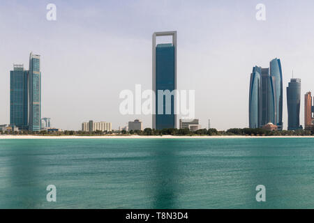 Abu Dhabi, VAE - am 31. März. 2019. Stadtbild mit Wolkenkratzern und den Arabischen Golf Stockfoto