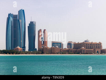 Abu Dhabi, VAE - am 31. März. 2019. Stadtbild mit Wolkenkratzern und den Arabischen Golf Stockfoto