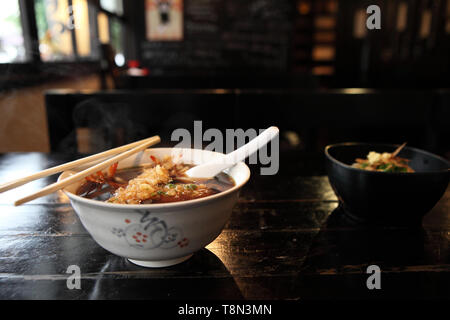 Udon Nudeln mit Shrimp Tempura Stockfoto