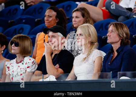 Anna Wintour, Baz Luhrman, Nicole Kidman und Ehemann Keith Urban gerade ein Match auf dem Center Court am Australian Open 2019. Stockfoto