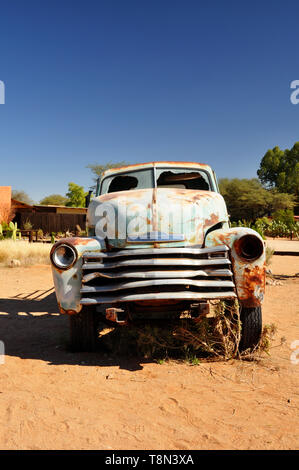 Oldtimer Wrack in der afrikanischen Wüste verlassen Stockfoto