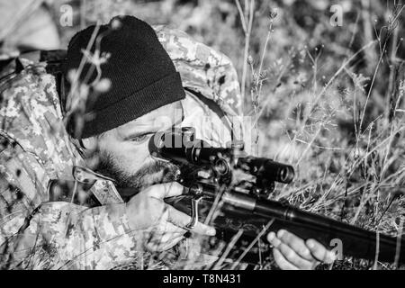 Jagd Fähigkeiten und Waffen Ausrüstung. Wie schalten Sie die Jagd in Hobby. Bärtiger Mann Jäger. Die Streitkräfte. Camouflage. Uniform Mode. Mann Jäger mit Gewehr Pistole. Boot Camp. Armee Soldaten. Stockfoto