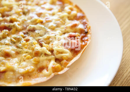 Pizza Schinken und Pilzen Stockfoto